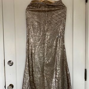 Line and Dot sequins skirt.